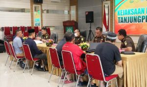 Penyidik Polda Kepri saat melakukan Tahap II (Penyerahan 4 tersangka dan barang bukti) dugaan korupsi hibah bansos jilid II APBD Kepri 2020 ke Kejaksaan Negeri Tanjungpinang. (Foto:Roland)Â  Â 