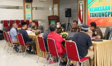Penyidik Polda Kepri Tahap II menyerahkan 4 tersangka dan barang bukti dugaan korupsi jilid II dana Hibah APBD P Kepri tahun 2020 Jaksa di Kejaksaan Negeri Tanjungpinang Selasa 442023 1 Penyidik Polda Kepri saat melakukan Tahap II (Penyerahan 4 tersangka dan barang bukti) dugaan korupsi hibah bansos jilid II APBD Kepri 2020 ke Kejaksaan Negeri Tanjungpinang. (Foto:Roland)Â Â