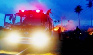 Petugas Damkar melakukan pemadaman api di lahan Kampung Alur Pekap, Desa Malang Rapat, Kecamatan Gunung Kijang, Kabupaten Bintan terbakar sekitar 17.15 WIB, Sabtu (1/4/2023). (Foto: Hasura)