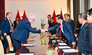 Presiden Jokowi bertemu dengan tiga pemimpin perusahaan Eropa di Hotel Kastens Luisenhoff, Hannover, Jerman, Minggu (16/04/2023). (Foto:BPMI Setpres)