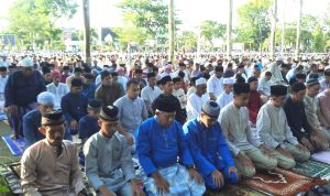 Ribuan umat muslim menjalani sholat Idul Fitri 1444 dengan khusyuk dan hikmat di Lapangan Pamedan di Kota Tanjungpinang. (Foto-Roland).