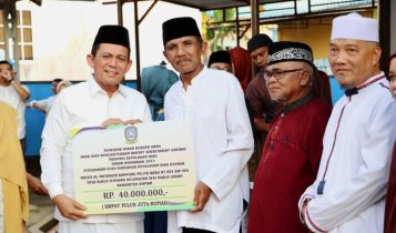 Safari Ramadan Ansar dan Roby Serahkan Bantuan ke Masjid di Pedesaan Gurun Pasir. Foto Hasura Safari Ramadan Ansar dan Roby, Serahkan Bantuan ke Masjid di Pedesaan Gurun Pasir. (Foto: Hasura)