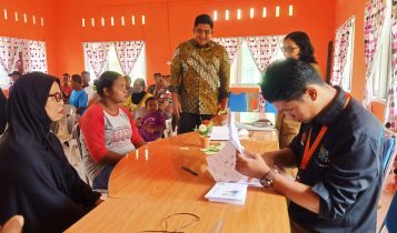 Sebanyak 1.163 lansia asal Kelurahan Kijang Kota menerima BLT Tahap I sebesar Rp 400 ribu per orang. (Foto: Hasura)