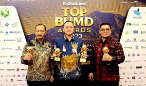 Sekda Provinsi Kepri, Adi Prihantara berkesempatan menerima penghargaan TOP BUMD Awards tahun 2023. (Foto: Diskominfo)