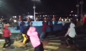 Tangkapan layar perang sarung sejumlah remaja di Plantar Pelangi Kampung Bugis