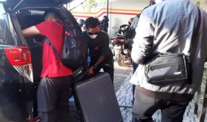 Tim Penyidik KPK mengangkut satu koper dokumen alat bukti dugaan korupsi Pengaturan barang kena cukai kuota rokok dari Kantor BP.Kawasan Bintan wilayah Tanjungpinang di Jalan Raja Ali Haji Tanjungpinang