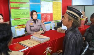 Tun Hendri salah satu keluarga korban meninggal, speedboat Evelyn Calisca 01 di Posko pelabuhan SBP Tanjungpinang. (Foto:Roland)