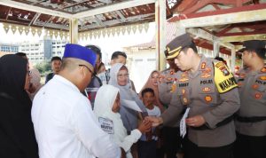 Wakapolresta Tanjungpinang AKBP Arief Robby Rachman, bersama jajarannya saat membagikan tiket di dermaga Pelabuhan Penyengat ( Humas)