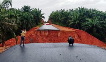 kondisi Jalan Lintas Timur yang rusak dan butuh perbaikan (Foto: Hasura)
