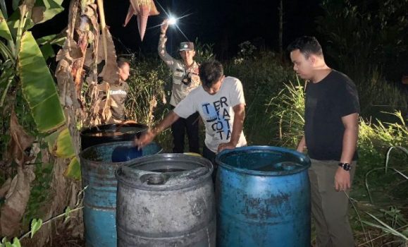 Anggota Satreskrim Polres Bintan saat memeriksa BBM yang disalahgunakan pelaku Penyeleweng BBM Subsidi di Bintan (foto: Polres Bintan)