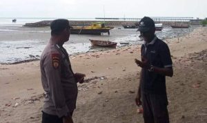 Bhabinkamtibmas Kelurahan Dabo Singkep Lingga mengingatkan warga Nelayan, agar mengantisipasi cuaca ekstrim dengan curah hujan yang tinggi disertai angin kencang dan gelombang tinggi. (Foto:Polres Lingga)