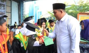 Bupati Bintan Roby Kurniawan mewisudakan 727 santi TKQ dan TPQ se-Kecamatan Bintan Timur. (Foto: Hasura)