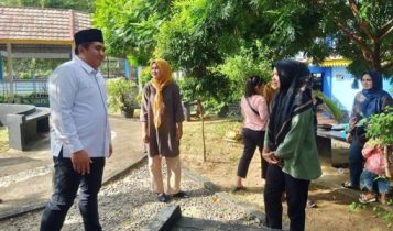 Bupati Bintan Roby Kurniawan saat mendengarkan keluhan warga terkait pelayanan obat di RSUD Bintan. Foto Hasura Bupati Bintan Roby Kurniawan saat mendengarkan keluhan warga terkait pelayanan obat di RSUD Bintan. (Foto: Hasura)