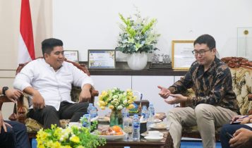 Bupati Bintan Roby Kurniawan menyambut kunjungan Konsulat Jenderal Singapura, Gavin Ang. (Foto: Hasura)