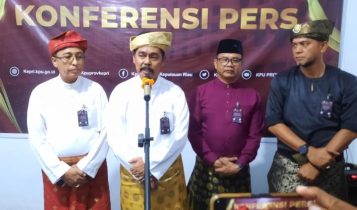 Didampingi pendukungnya mantan Kepala Kejaksaan Tinggi (Kejati) Kepulauan Riau, Gerry Yasid daftar ke KPU Kepri (Foto: Roland)