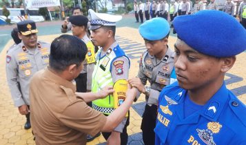 Dirbintibmas Korbinmas Baharkam Polri Brigjen Pol Rudi Syafirudin bersama pemerintah dan TNI di Kota Tanjungpinang memasangkan pin polisi RW Dirbintibmas Korbinmas Baharkam Polri, Brigjen Pol Rudi Syafirudin bersama pemerintah dan TNI di Kota Tanjungpinang memasangkan pin polisi RW