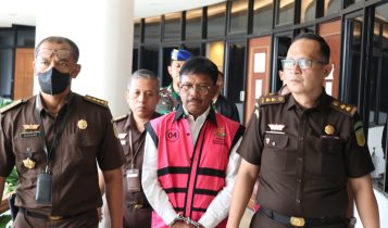 Ditetapkan Tersangka Korupsi BAKTI Johnny G Plate di Rutan Salemba Menteri Kominfo, Johnny G Plate saat keluar dari Gedung Kejagung, Rabu (17/5/2023). (Foto: Kejagung)