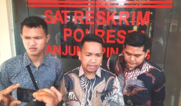 Dodi Fernando didampingi oleh anggotanya Ahmad Findayani Kuasa Hukum Deny ayah bayi yang diduga korban malparaktik saat persalinaan di RS RAT Tanjungpinang saat membuat laporan ke Polresta Tanjungpinang Pengacara orang tua korban, Dodi Fernando didampingi oleh anggotanya Ahmad Findayani, dan Ayah korban saat ditemui di Satreskrim Polres Tanjungpinang.