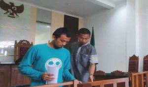 Dua terdakwa pelaku Begal, Ari dan Widodo meninggalkan ruang sidang setelah sebelumnya dituntut Jaksa 2 Tahun dan 6 Penjara di PN Tanjungpinang Kamis (25/5/2023)
