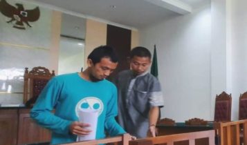 Dua terdakwa pelaku Begal, Ari dan Widodo meninggalkan ruang sidang setelah sebelumnya dituntut Jaksa 2 Tahun dan 6 Penjara di PN Tanjungpinang Kamis (25/5/2023)