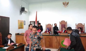 Dua terdakwa usai menjalani persidangan di PB Tanjungpinang. (Foto: Roland)
