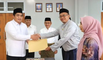 Ganti Dirut RSUD Bintan dan 8 Pejabat Lainya Bupai Bintan Roby Kurniawan memebrikan SK Pengangkatan kepada Dirut RSUD yang baru dr.Bambang Utoyo M.Ap Ganti Dirut RSUD Bintan dan 8 Pejabat Lainya, Bupai Bintan Roby Kurniawan memebrikan SK Pengangkatan kepada Dirut RSUD yang baru dr.Bambang Utoyo M.Ap (Foto:Hasura)Â