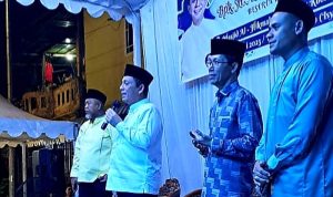 Gubernur Kepri, Ansar Ahmad dan Wakil Wali Kota Batam, Amsakar Ahmad menghadiri undangan halal bihalal warga perumahan Bengkong Kodim, di halaman Masjid Al Hikmah, Kota Batam, Minggu (7/5/2023) malam.
