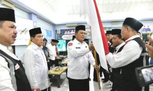 Gubernur Kepri Ansar Ahmad melepaskan 363 jemaah calon haji asal Kepri di Aula Arafah 2 Asrama Haji Kota Batam. (Foto: Diskominfo)