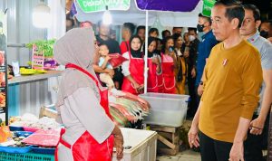 Presiden Jokowi mengunjungi kawasan wisata kuliner Kampung Ujung Labuan Bajo di Kabupaten Manggarai Barat, Provinsi Nusa Tenggara Timur (NTT) pada Minggu (7/5/2023) malam. (Foto: Setkab)