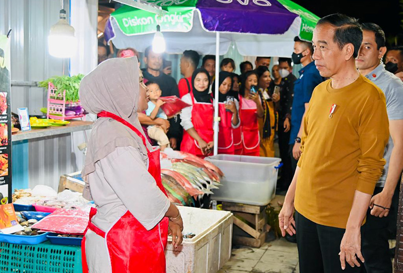 Presiden Jokowi mengunjungi kawasan wisata kuliner Kampung Ujung Labuan Bajo di Kabupaten Manggarai Barat, Provinsi Nusa Tenggara Timur (NTT) pada Minggu (7/5/2023) malam. (Foto: Setkab)