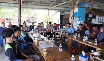 Jumat Curhat Polres Bintan Warga Nelayan Gunung Kijang Bintan Bertanya Apakah Bolehkan Beli Kayu Dari Masyarakat Untuk Cacak Kelong. foto Humas Polres Bintan Jumat Curhat Polres Bintan, Warga Nelayan Gunung Kijang Bintan Bertanya, Apakah Bolehkan Beli Kayu Dari Masyarakat Untuk Cacak Kelong?. (foto: Humas Polres Bintan.