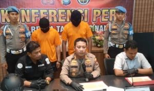 Kapolresta Tanjungpinang, Kombes Pol Heribertus Ompusunggu bersama jajarannya saat melakukan Ekspos penangkapan Begal mengaku Aparat dan Penadah barang curian, di Mapolresta Tanjungpinang,