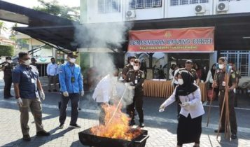 Kajari Tanjungpinang, Lanna Hany Wanike Pasaribu bersama stakeholder terkait saat membakar narkoba jenis ganja