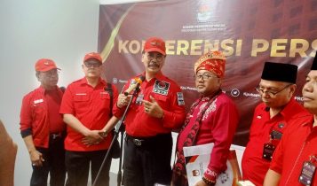 Ketua DPD PDIP Kepri Surya Respationi didampingi pengurus lainya menggelar jumpa pers usai mendaftar Calegnya ke KPU Kepri Kamis 1152023 Ketua DPD-PDIP Kepri Surya Respationi, didampingi pengurus lainya menggelar jumpa pers usai mendaftar Calegnya ke KPU Kepri Kamis (11/5/2023).