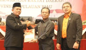 Ketua DPRD Kepri Jumaga Nadeak menyerahkan LKPJ kepala Daerah atas penggunaan APBD 2023 ke pada gubernur kepri Ansar Ahmad.