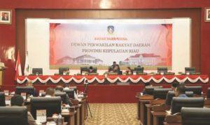 Ketua Pansus DPRD Kepri Asmin Patros saat membacakan laporan akhirnya Pansus LKPJ Kepala daerah atas penggunaan APBD 2022 di DPRD Kepri