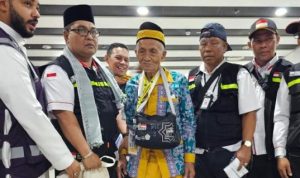 Mbah Harun saat tiba di Bandara AMAA Madinah. (Foto: Humas Kemenag)