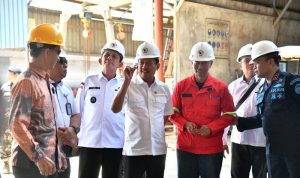Menteri KKP Sakti Wahyu Trenggono meninjau pembangunan dua unit kapal pengawas perikanan di Batam. (Foto: Diskominfo)