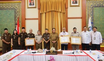 Penyerahan Piagam Penghargaan dari Gubernur Ansar kepada sejumlah instansi terkait yang terlibat dalam pembangunan Jembatan Batam-Bintan. (Foto: Diskominfo)