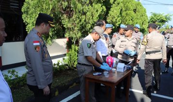 Personel Tanjungpinang melakukan tes urine, pemeriksaan tampang dan Gatiplin di lapangan Mapolresta Tanjungpinang (Humas)