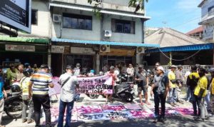 Puluhan driver Maxime melakukan aksi unjuk rasa di depan kantor Maxim Jalan Bakar Batu Kota Tanjungpinang. (Foto: Roland/presmedia.id)