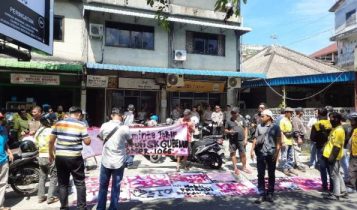 Puluhan driver Maxime melakukan aksi unjuk rasa di depan kantor Maxim Jalan Bakar Batu Kota Tanjungpinang. (Foto: Roland/presmedia.id)