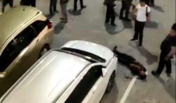 Satpam McDonald's, Wira Pratama dikeroyok oleh belasan orang tidak dikenal (OTK) hingga babak belur ( Screenshot Video yang beredar di Medsos)