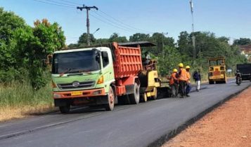 Sejumlah alat berat kontaktor pelaksanaan sedang melakukan pengaspalan jalan masuk ke pusat Pemerintah Bintan di Sri Bintan yang menelan dana Rp52 Miliar. FotoHasuraPresmedia.id Sejumlah alat berat kontaktor pelaksanaan sedang melakukan pengaspalan jalan masuk ke pusat Pemerintah Bintan di Sri Bintan yang menelan dana Rp5,2 Miliar. (Foto: Hasura/Presmedia.id)