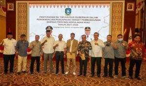 Sekda Kepri Adi Prihantara saat menyerahkan SK Gubernur kepada 14 Tim Khusus Gubernur Kepri 23 Agustus 2023