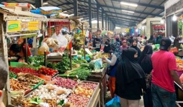 Suasana aktivitas jual beli di pasar Bintan Center Tanjungpinang Suasana aktivitas jual beli di pasar Bintan Center Tanjungpinang