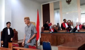 Terdakwa Sutopo berjalan usai sidang vonis dengan hukuman 7 Tahun Penjara karena terbukti edarkan Narkoba
