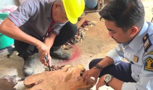 WBP didampingi Pegawai Rutan membuat papan bunga. (Foto: Humas Rutan)