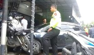 Anggota Laka LantasÂ  Satlantas Polresta Tanjungpinang saat mengevakuasi kecelakaan didepan M-Mart Sukarno Hatta. (Foto: Roland/Presmedia)