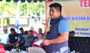 Bupati Bintan Roby Kurniawan dialog dan temu wicara dengan masyarakat Bintan di Gunung Kijang di Bintan. (foto: Hasura)